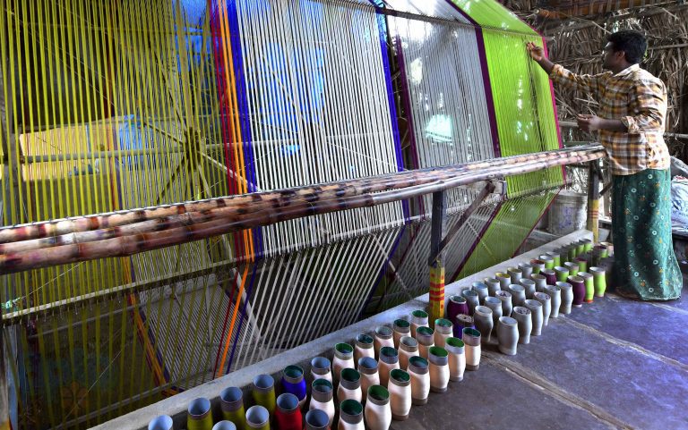 Warping process with threads aligned for loom preparation